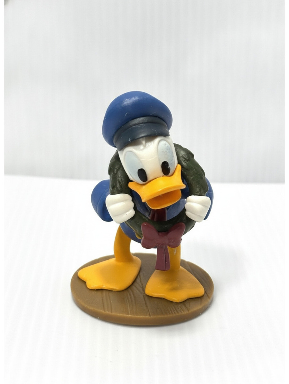 Disney Donald Duck Figure Christmas Wreath Holiday Present Gift Toy Miniature